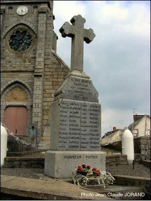 Monument aux morts de La Mancelière à Isigny-le-Buat
