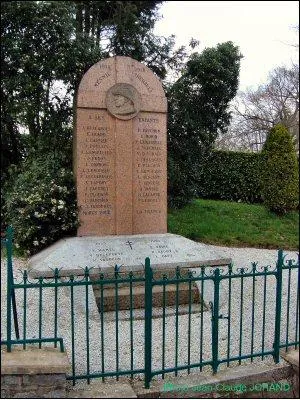 Monument aux morts de Mesnil-Thébault à Isigny-le-Buat