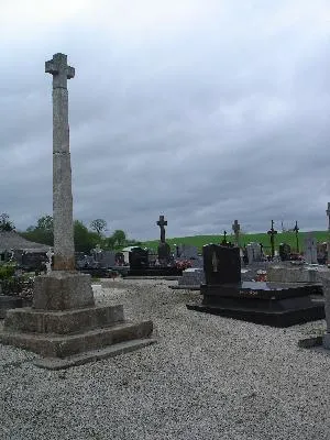 Croix du cimetière de Courtils