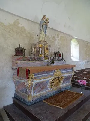 maître-autel, 2 gradins d'autel, tabernacle, 2 statuettes : saints apôtres