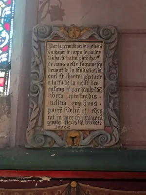 plaque funéraire de Richard Vatin, prêtre et chanoine de Coutances, et son cadre
