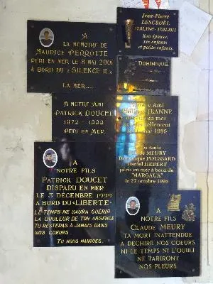 Plaque aux disparus en Mer de la Chapelle des Marins de Saint-Vaast-la-Hougue