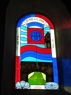 Vitrail Airborne dans l'Église Saint-Ferréol à Amfreville