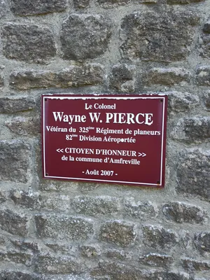 Plaque colonel Wayne W. Pierce devant l'Église Saint-Ferréol à Amfreville