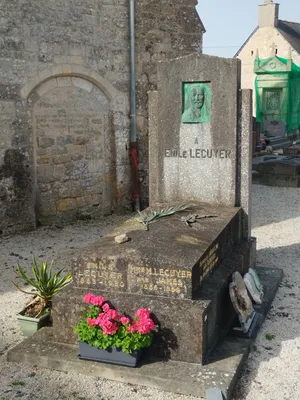 Tombe instituteur à Saint-Côme-du-Mont