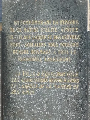 Tombe instituteur à Saint-Côme-du-Mont
