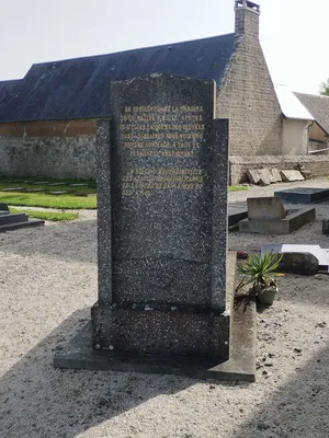Tombe instituteur à Saint-Côme-du-Mont