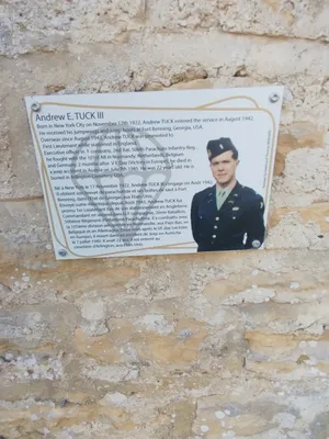 Plaques Andrew E. Tuck III à Sainte-Mère-Église