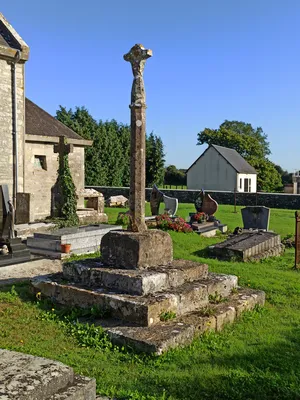 Croix de l'Église Saint-Ferréol de Cauquigny à Amfreville