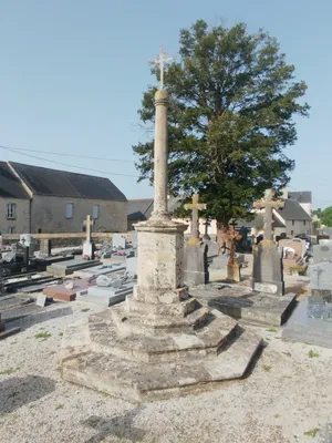 Croix du cimetière de Saint-Côme-du-Mont