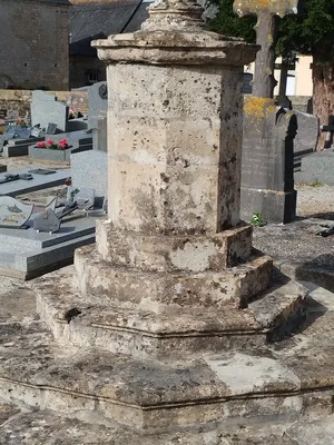 Croix du cimetière de Saint-Côme-du-Mont