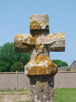Croix du cimetière de Maupertus-sur-Mer