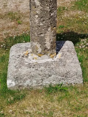 Croix du cimetière de Maupertus-sur-Mer