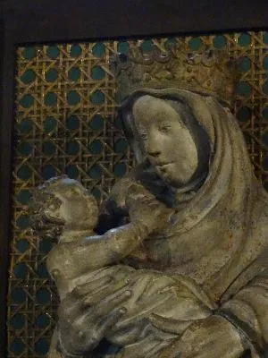 Statue : Vierge à l'Enfant dans l'Église Notre-Dame de Villedieu-les-Poêles