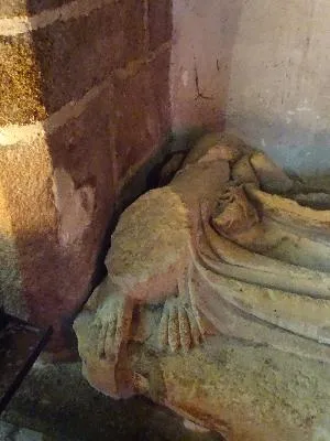 Gisant d'une femme dans l'Église Saint-Pierre du Mont-Saint-Michel