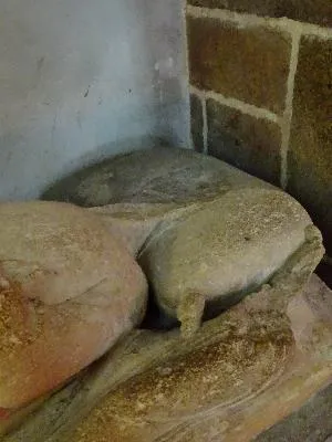 Gisant d'une femme dans l'Église Saint-Pierre du Mont-Saint-Michel