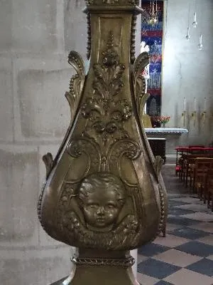 Pied de cierge pascal dans l'Église Notre-Dame de Saint-Lô