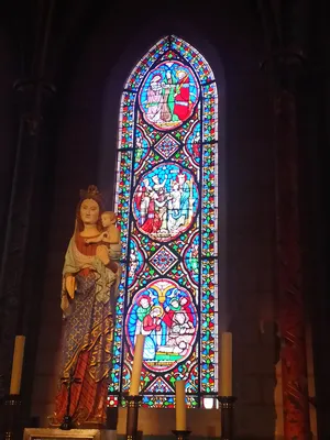 Statue de la Vierge à l'Enfant dans la Cathédrale Notre-Dame de Coutances