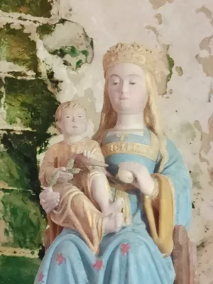 Statue : Vierge à l'Enfant assise de l'Église Notre-Dame de Portbail