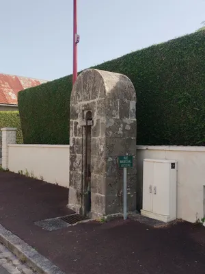 Fontaine de la rue Maréchal Leclerc à Saint-Côme-du-Mont