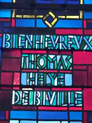 Vitrail Baie C : Bienheureux Thomas Hélié de Biville dans la Cathédrale Notre-Dame de Coutances