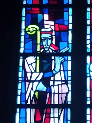  Vitrail Baie D : Geoffroy de Montbray, Saint Eréptiole et Hugues de Morville dans la Cathédrale Notre-Dame de Coutances