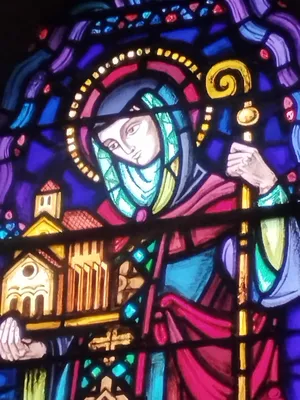 Vitrail Baie 2 : Sainte-Berthe Abbesse dans l'Église Notre-Dame à Digosville
