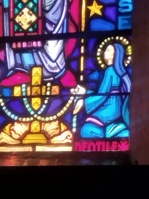 Vitrail Baie 2 : Sainte-Berthe Abbesse dans l'Église Notre-Dame à Digosville