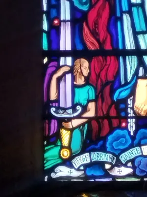 Vitrail Baie 6 : Sainte-Jeanne-d'arc dans l'Église Notre-Dame à Digosville