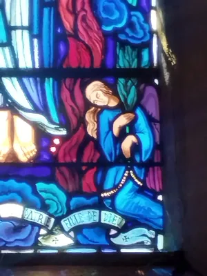 Vitrail Baie 6 : Sainte-Jeanne-d'arc dans l'Église Notre-Dame à Digosville