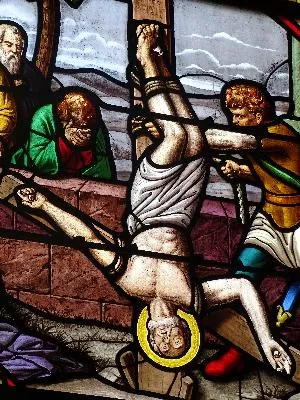 Vitrail Baie 1 : Martyre de Saint-Pierre dans l'Église Saint-Pierre de Saint-Pierre-Église