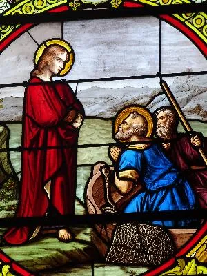 Vitrail Baie 2 : Vocation de Saint-Pierre dans l'Église Saint-Pierre de Saint-Pierre-Église
