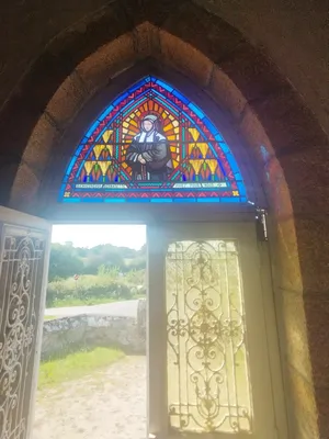 Vitrail Baie 00 de la Chapelle Notre-Dame à Saint-Pierre-Église