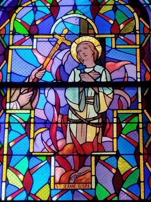 Vitrail Baie 7 : Ste-Jeanne d'Arc dans l'Église Notre-Dame à Querqueville