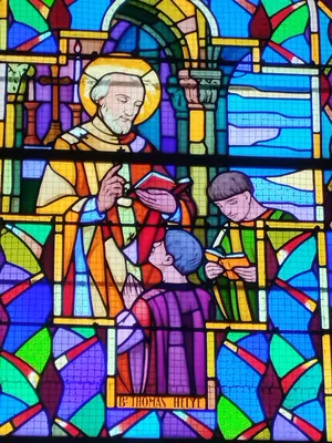 Vitrail Baie 6 : Bx Thomas Hélye dans l'Église Notre-Dame à Querqueville