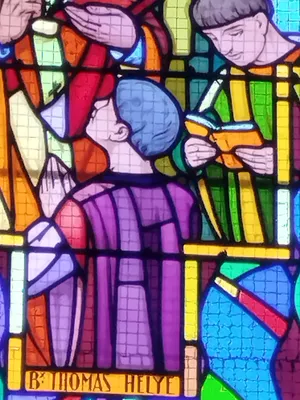Vitrail Baie 6 : Bx Thomas Hélye dans l'Église Notre-Dame à Querqueville