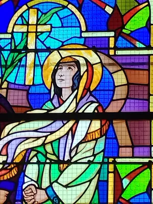 Vitrail Baie 2 : Ste-Victoire dans l'Église Notre-Dame à Querqueville