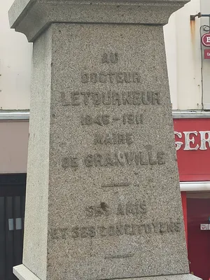 Statue du docteur Letourneur à Granville