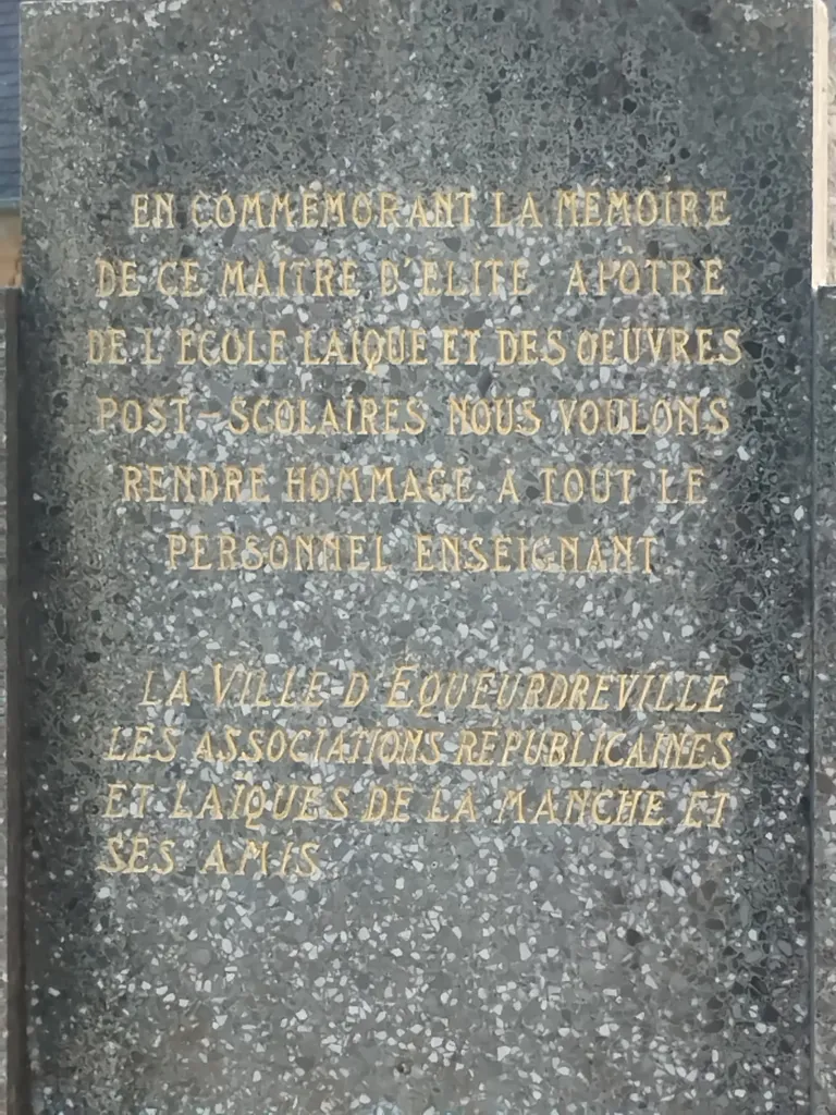 Tombe instituteur à Saint-Côme-du-Mont