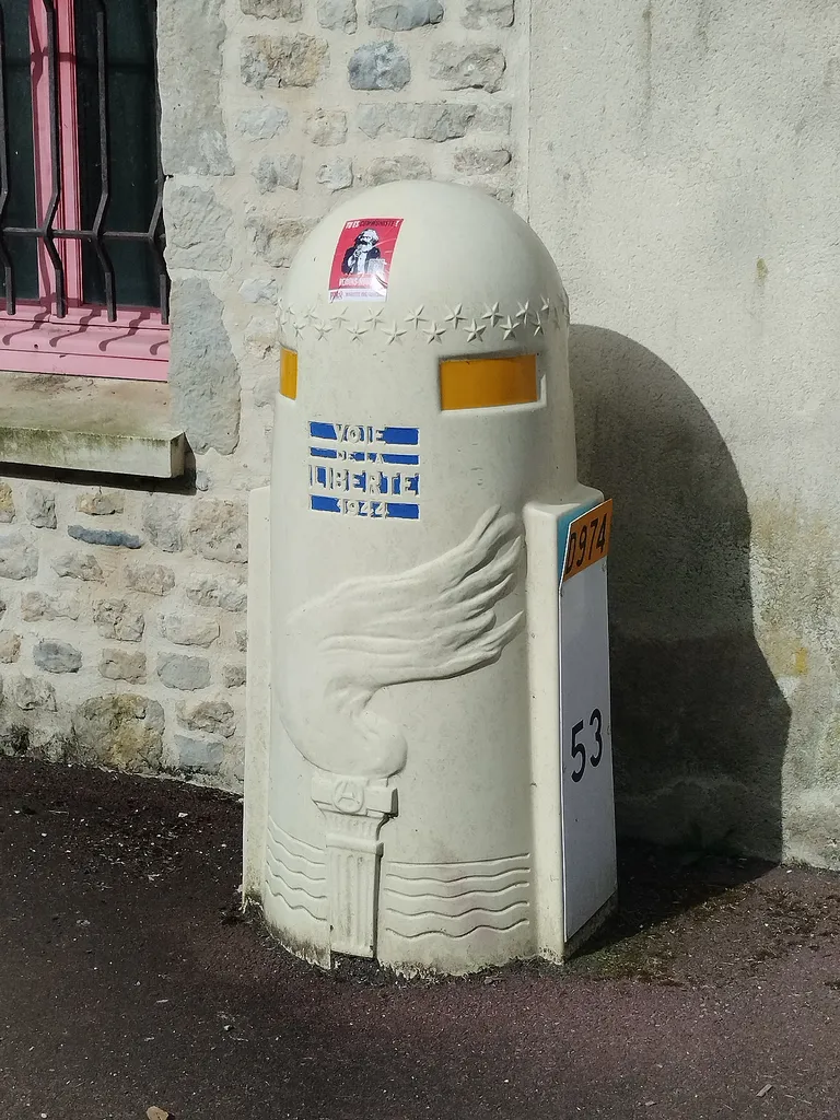 Borne du Serment de Koufra à Saint-Côme-du-Mont