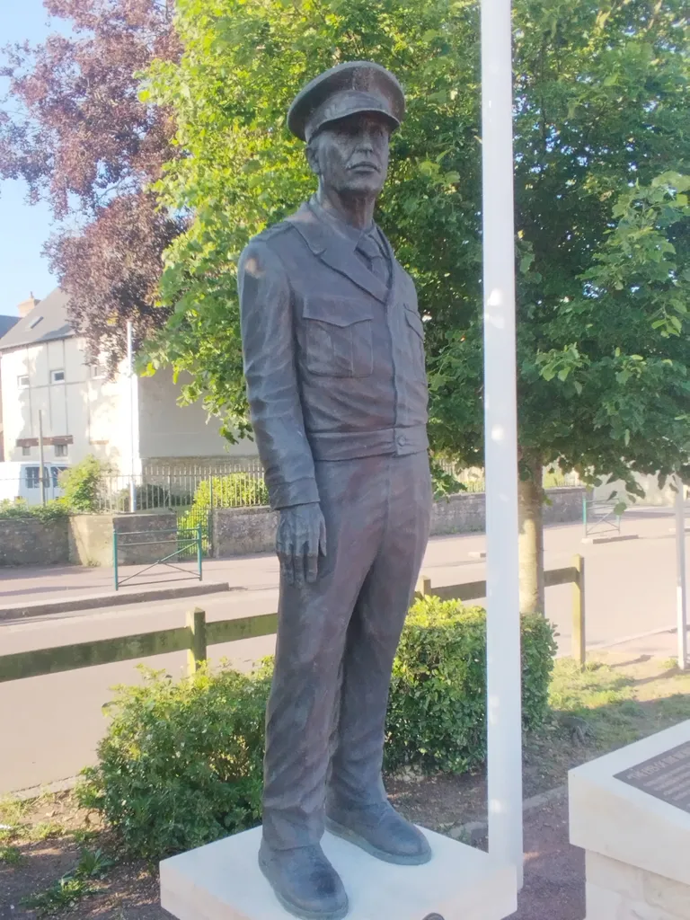 Statue du général Eisenhower à Sainte-Mère-Église