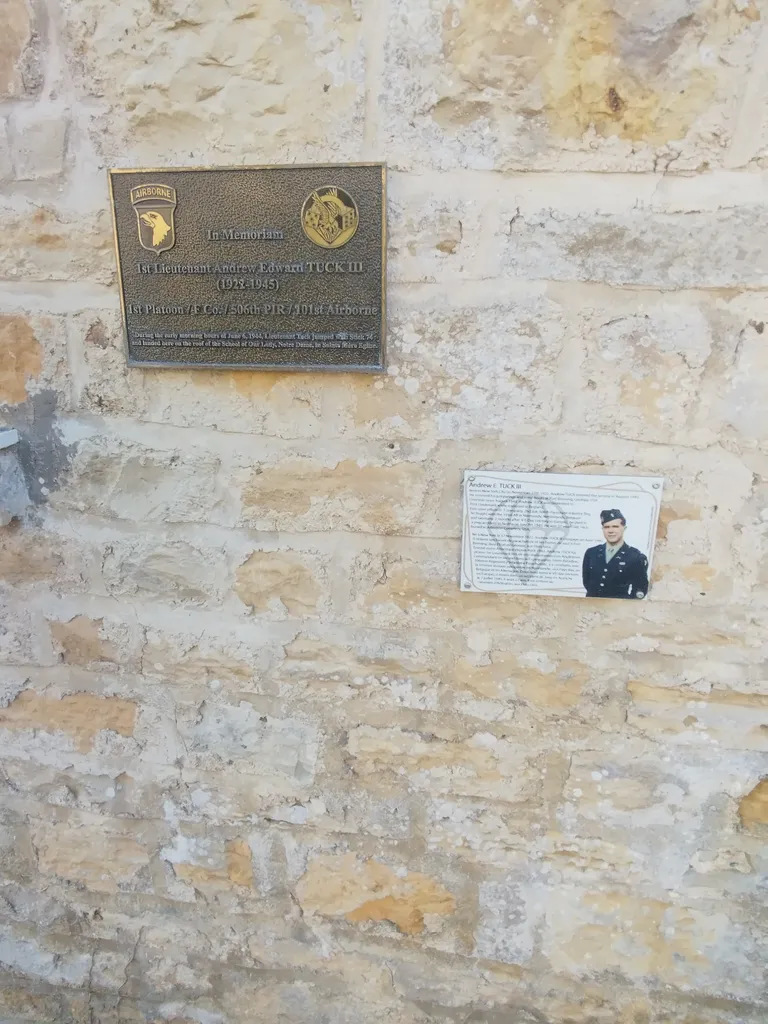 Plaques Andrew E. Tuck III à Sainte-Mère-Église
