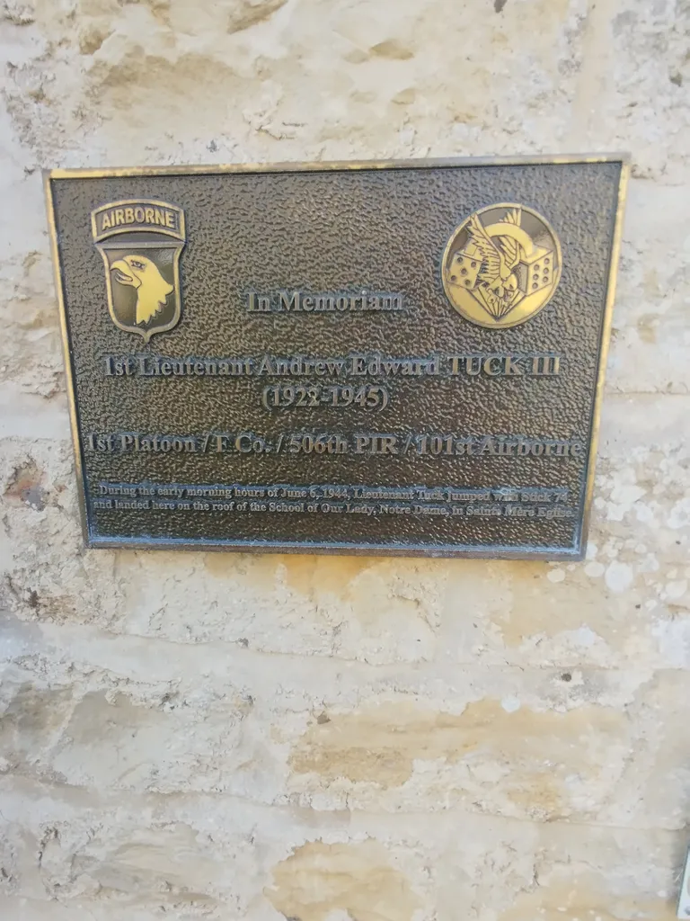 Plaques Andrew E. Tuck III à Sainte-Mère-Église