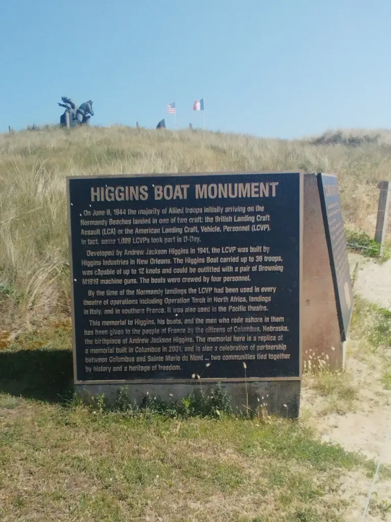 Higgins Boat Monument à Sainte-Marie-du-Mont