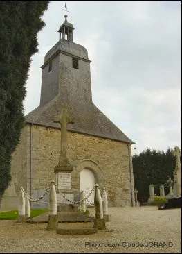 Monument aux morts de Mesnil-Bœufs à Isigny-le-Buat