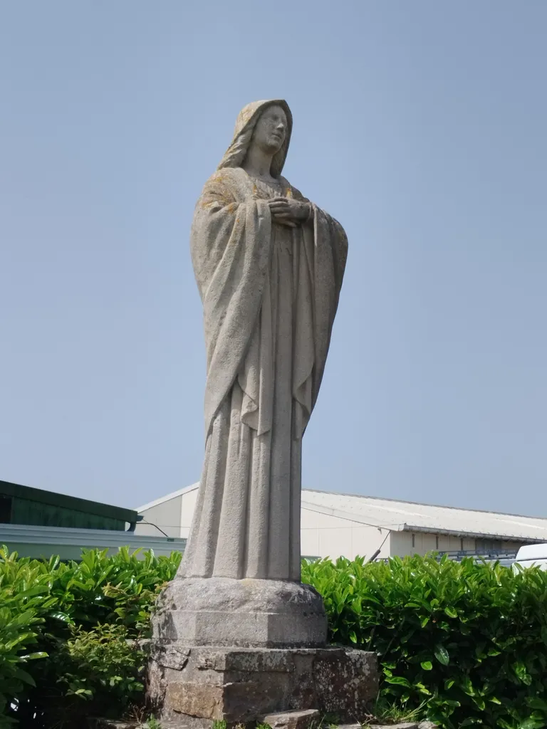 Statue de la Vierge à Montebourg