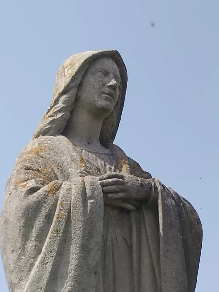 Statue de la Vierge à Montebourg