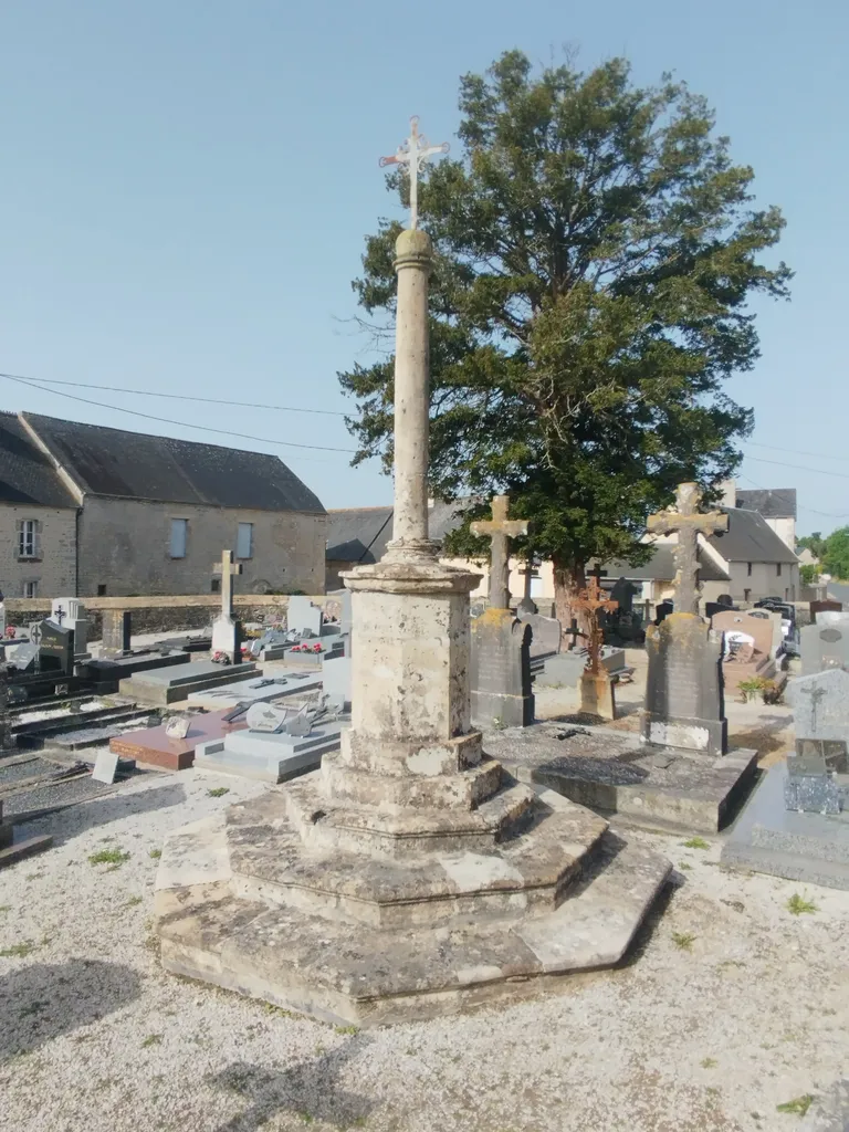 Croix du cimetière de Saint-Côme-du-Mont