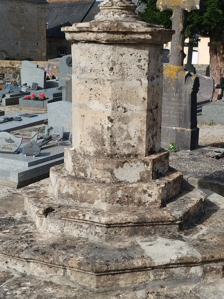 Croix du cimetière de Saint-Côme-du-Mont