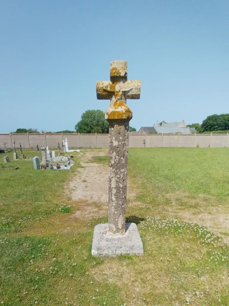 Croix du cimetière de Maupertus-sur-Mer